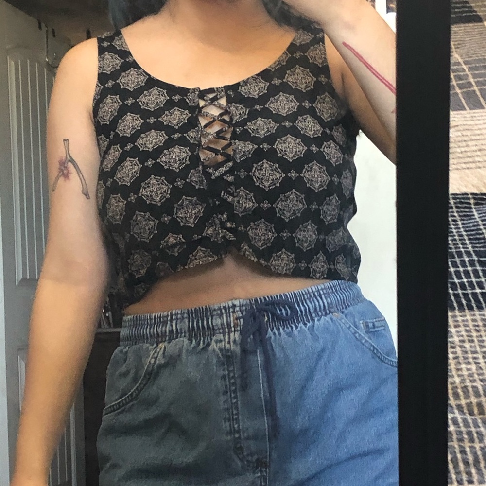 🌿Black criss cross crop top
